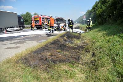 Pkw brennt in voller Ausdehnung auf der A8 bei Aichelberg
